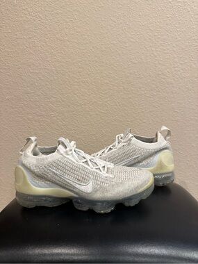 Women’s Nike Vapormax Flyknit (size 8.5)